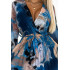 415-1 YSABEL Plisowana sukienka z dekoltem, długim rękawkiem i paskiem - NIEBIESKIE FALE